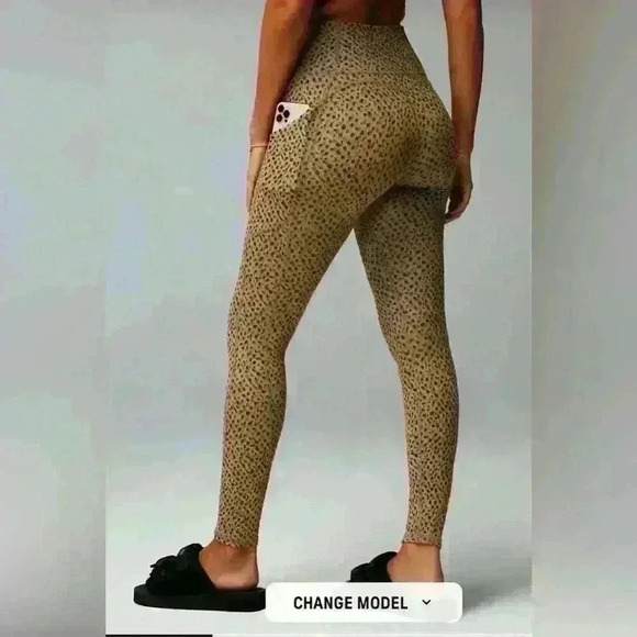 NWT Fabletics Oasis High Waisted Luxe Leggings in Abstract Cheetah Item# 6A - Picture 4 of 11